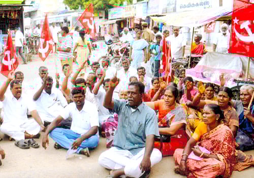 ஸ்ரீவிலி. அரசு மருத்துமனையில் கூடுதல் மருத்துவர்கள் நியமிக்க வலியுறுத்தி சாலை மறியல்